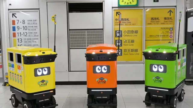 Japón pone robots a recoger basura en la estación de tren más transitada del mundo
