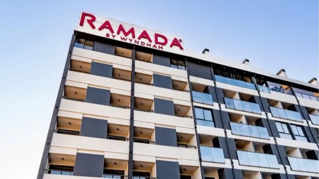 Ramada Suites, el hotel aeropuerto que apuesta por una experiencia diferente y prepara su expansión