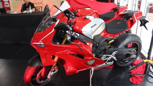 Ducati presenta una nueva colección de motocicletas, con modelos que combinan tecnología y diseño