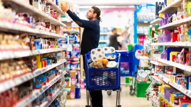 Aguinaldo, dólar y tarjetas: las variables que marcarán el consumo de fin de año
